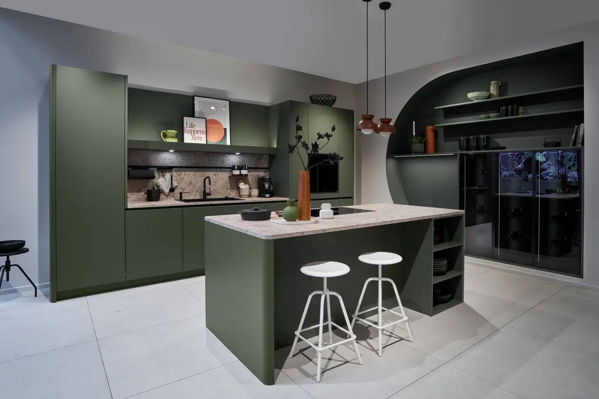 Projekt kuchni z zielonym wykończeniem